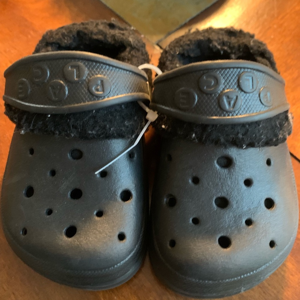Children’s Place lined croc shoes! Size 4/5.